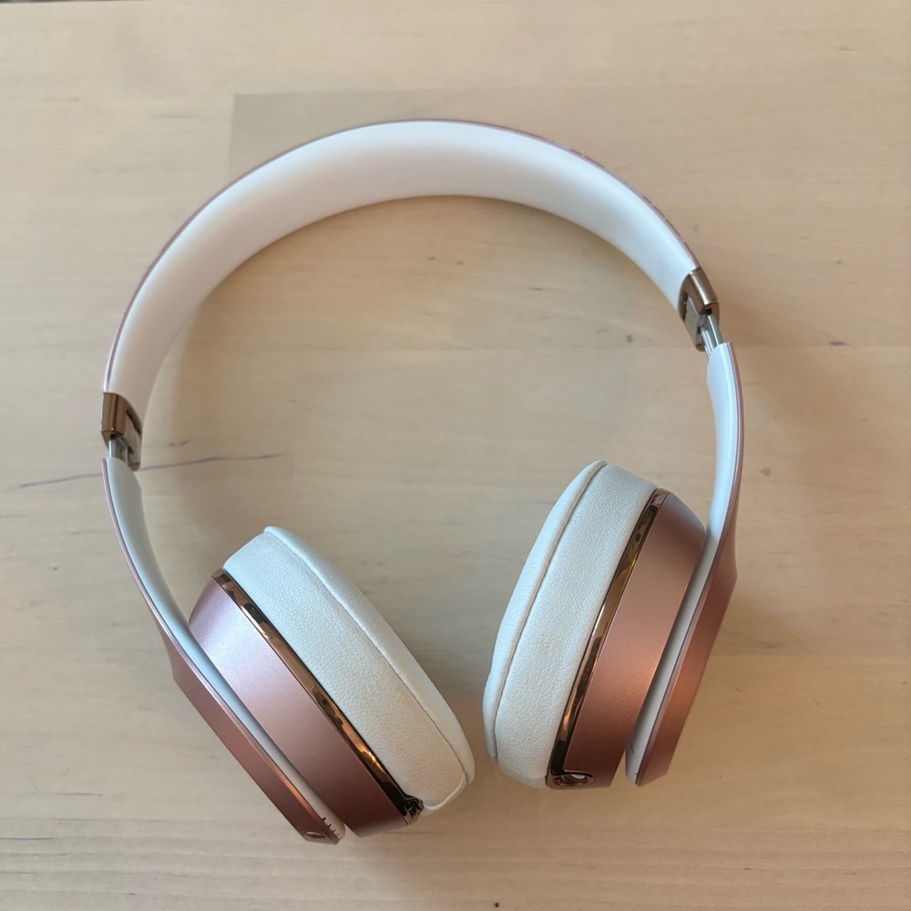 Beats Solo3 Wireless on-ear headphones ROSE GOLD